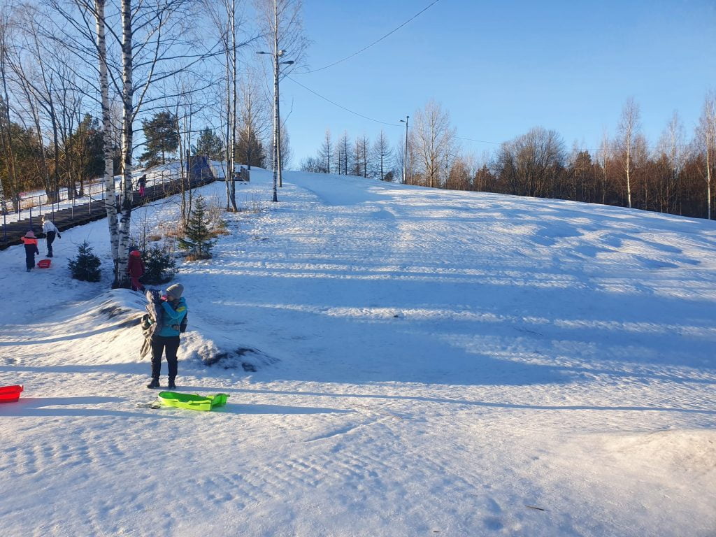 Möskärin mäen kuntoportaat ja pulkkamäki.
